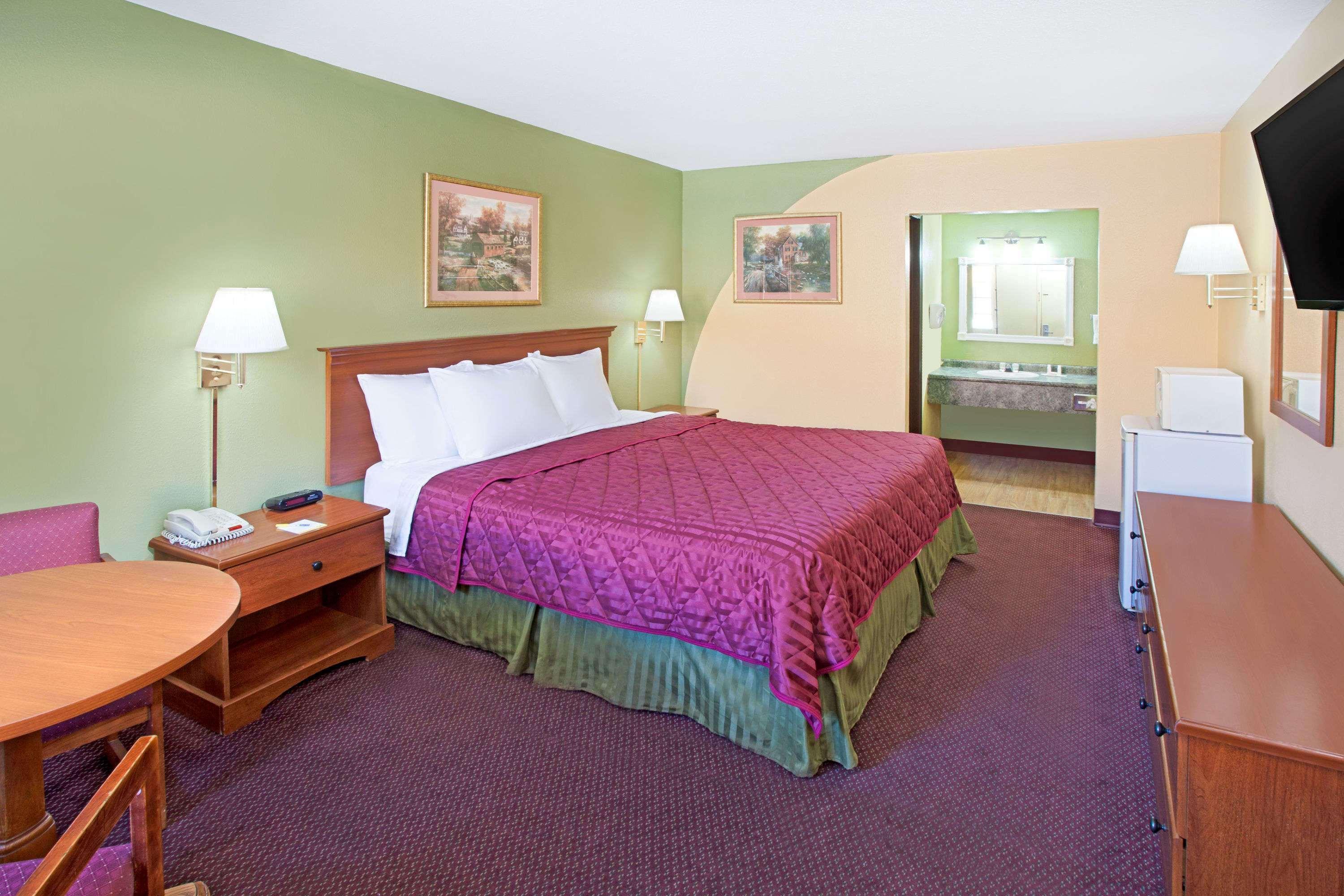 Days Inn & Suites By Wyndham Terre Haute Zewnętrze zdjęcie