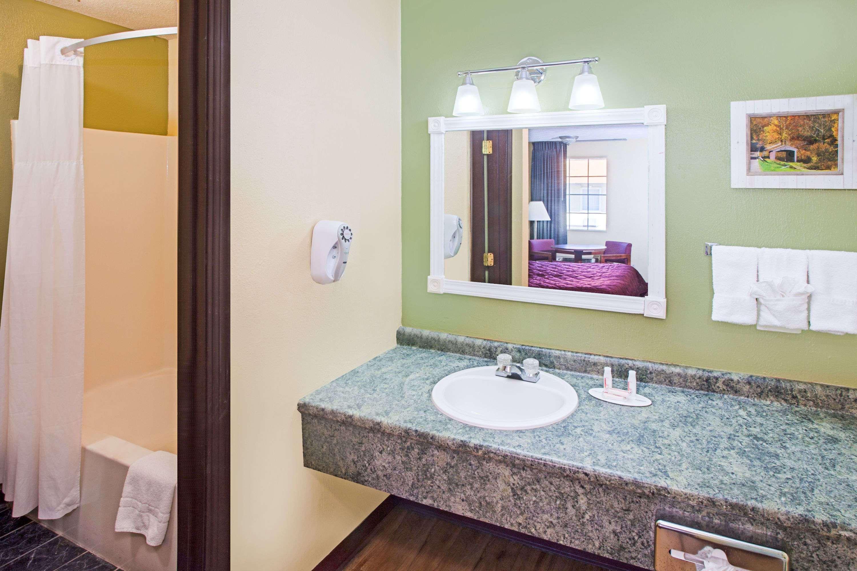 Days Inn & Suites By Wyndham Terre Haute Zewnętrze zdjęcie