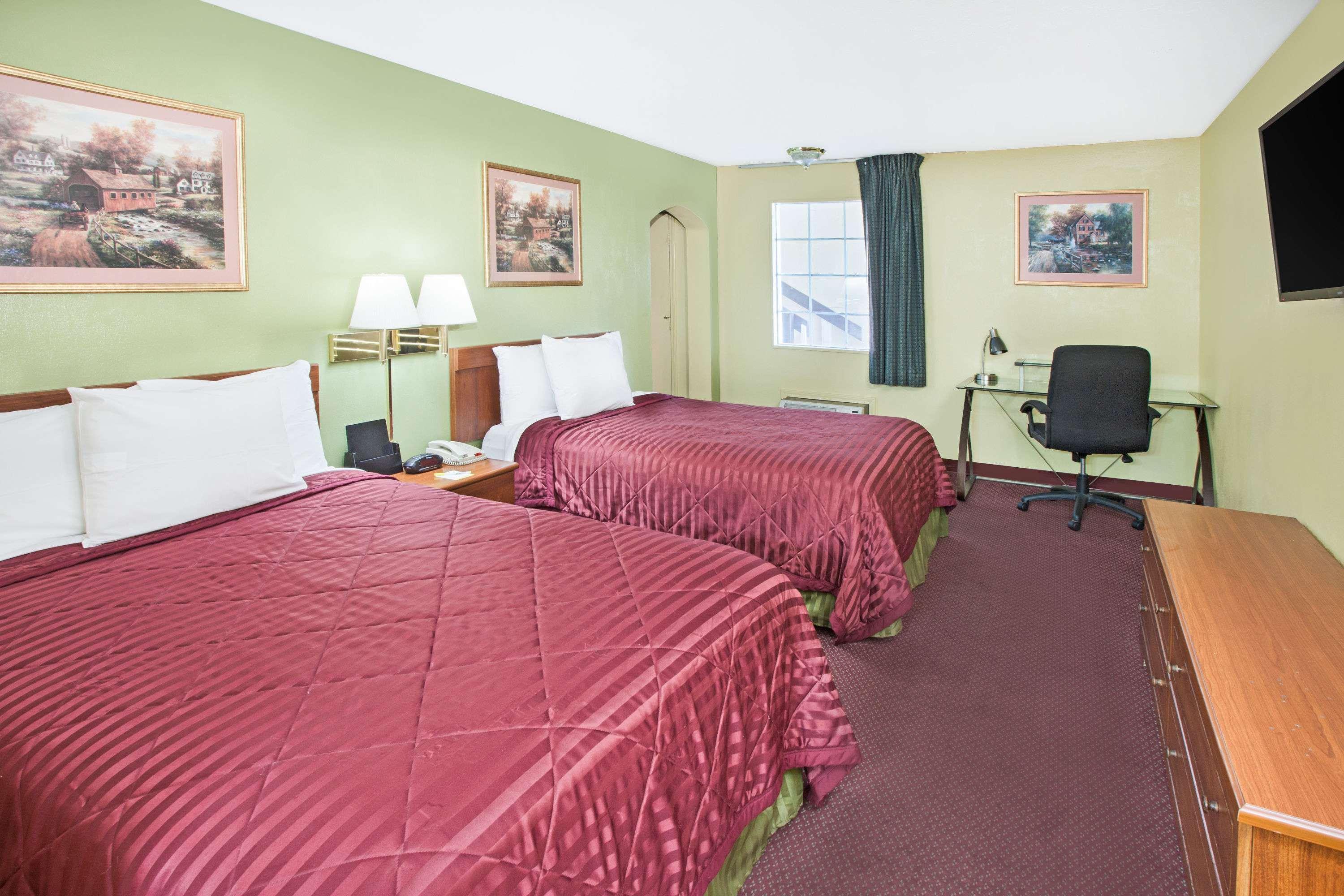 Days Inn & Suites By Wyndham Terre Haute Zewnętrze zdjęcie