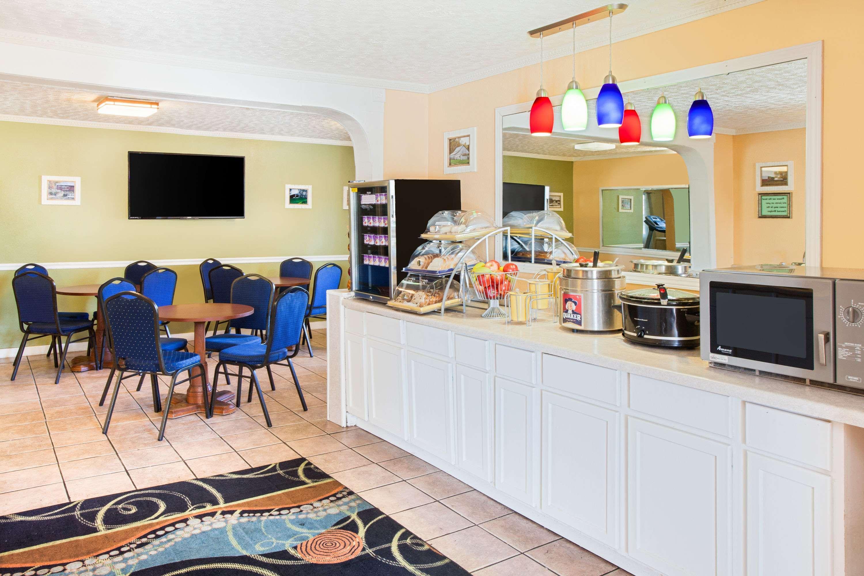 Days Inn & Suites By Wyndham Terre Haute Zewnętrze zdjęcie