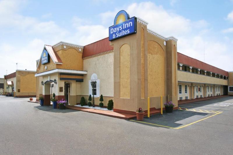 Days Inn & Suites By Wyndham Terre Haute Zewnętrze zdjęcie